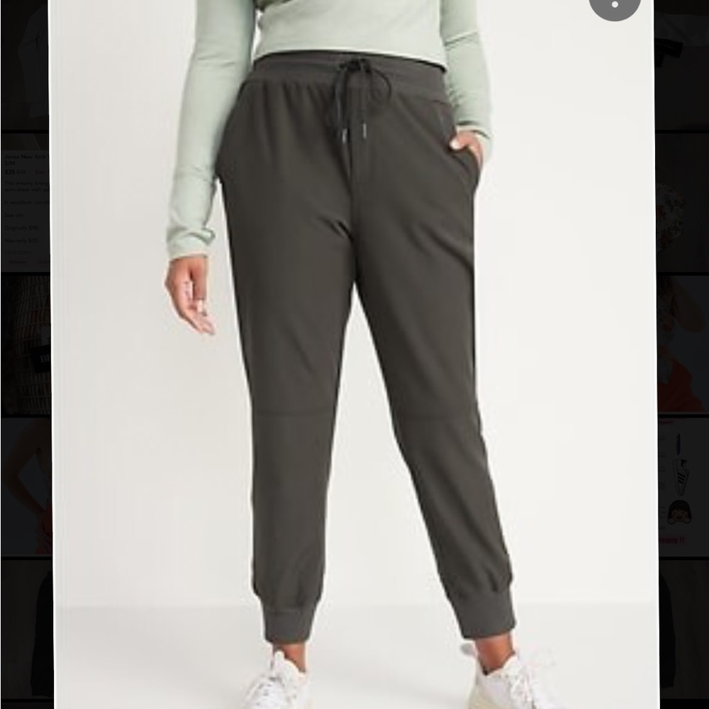 StretchTech Women’s Water-Resistant Cropped army green Joggers